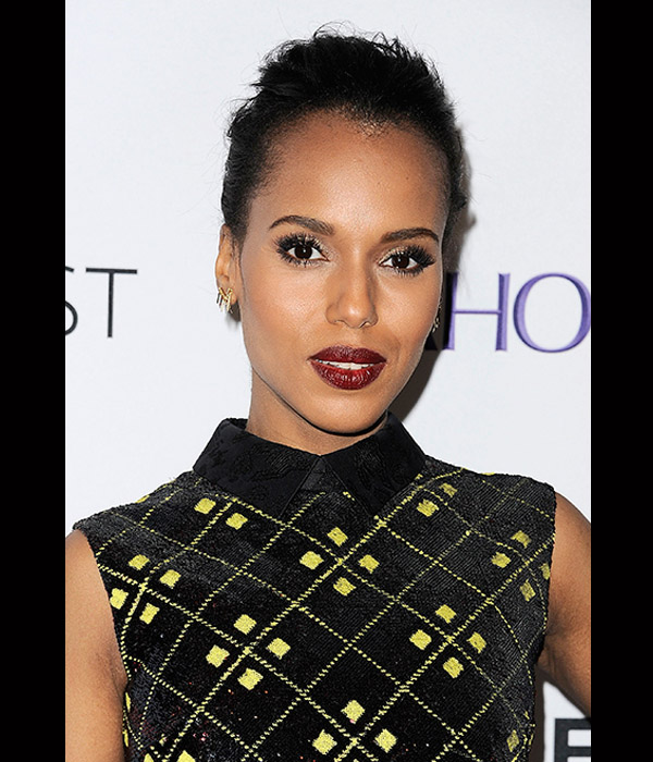 Kerry Washington بأحمر شفاه أحمر عنابي داكن