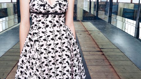 فستان مونوكروم من Giambattista Valli كروز 2017