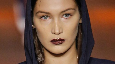 حمرة أرجوانية مع تحديد ذهبي من DKNY ربيع 2017