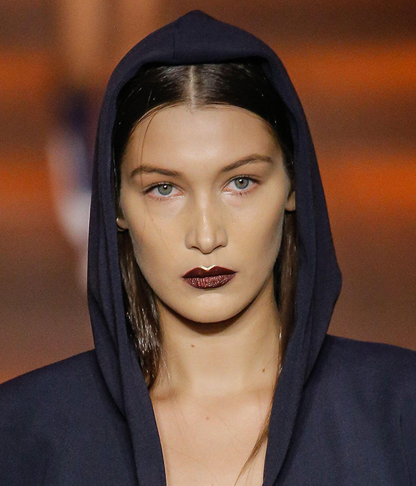 حمرة أرجوانية مع تحديد ذهبي من DKNY ربيع 2017