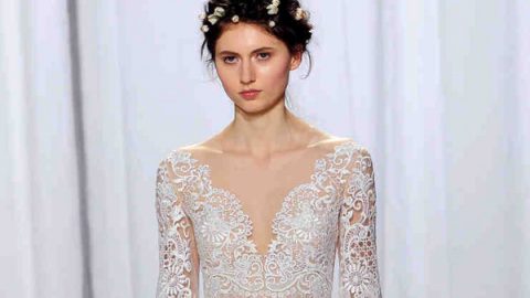 تسريحة شعر ملفوفة حول الرأس ومزينة بالورود من reem acra خريف 2017