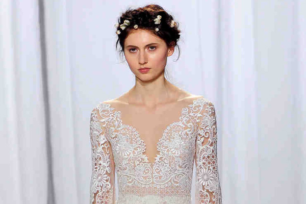 تسريحة شعر ملفوفة حول الرأس ومزينة بالورود من reem acra خريف 2017