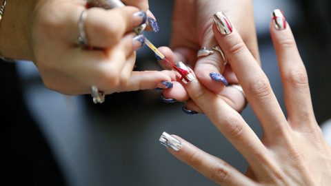 زيوت للجلد حول الأظافر تغنيكِ عن كثرة الباديكير