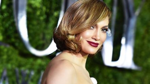 جينيفر لوبيز بين السجن في المغرب والأناقة في Tony Awards