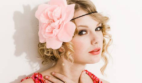 تايلور بلمحه جاسوسيه امام الكاميرات