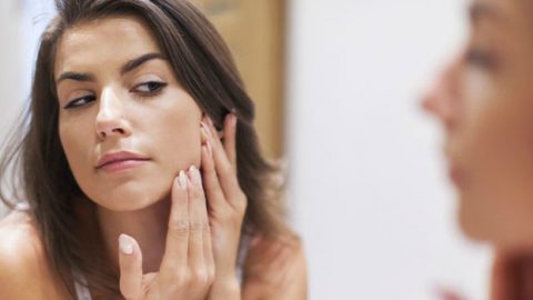 كيف تتخلصين من البقع الداكنة تبعًا للون بشرتك؟