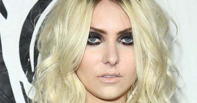 تايلور مومسن تتجة من التمثيل إلى الغناء