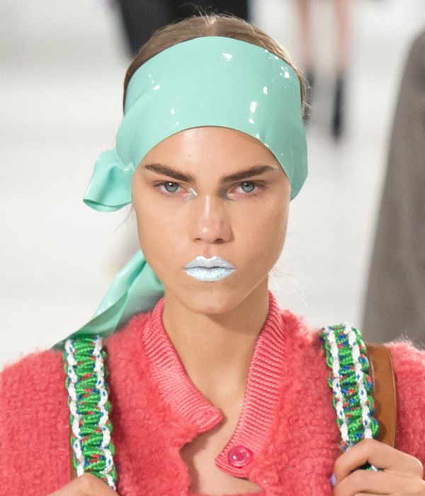 باندانا الشعر البلاستيكية من Maison Margiela ربيع 2017