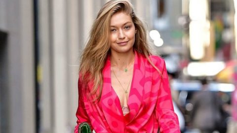 إطلالة جيجي حديد تخطف الأنظار أليها خارج منصات عروض أسبوع الموضة