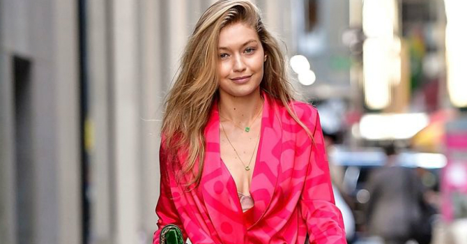 إطلالة جيجي حديد تخطف الأنظار أليها خارج منصات عروض أسبوع الموضة