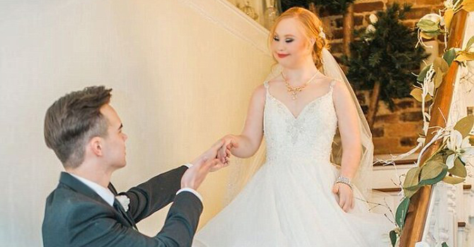 عارضة أزياء بمتلازمة داون بفستان الزفاف للمرة الأولى