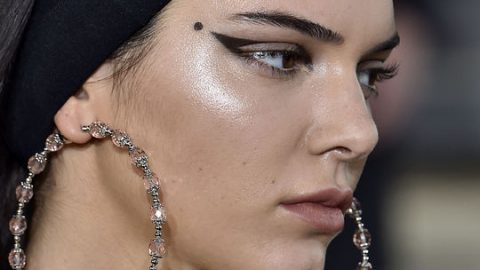 اي لاينر جرافيك مع احمر شفاه نيود من جيفنشي ربيع 2016