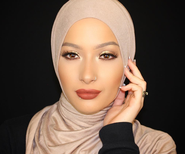 مكياج عيون جليتر مع احمر شفاه بني من نورا عافية