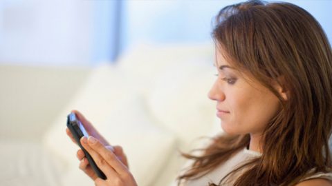 ماذا يمكن أن يفعله هاتفك الخلوي في عينيكِ ؟