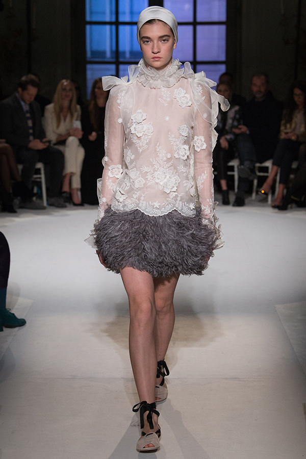 فستان قصير مزين بالريش من Giambattista Valli هوت كوتور ربيع 2017