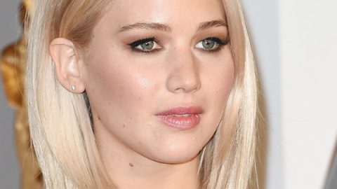 Jennifer Lawrence بتسريحة البوب الإنسيابية ومكياج بسيط في حفل الأوسكار 2016
