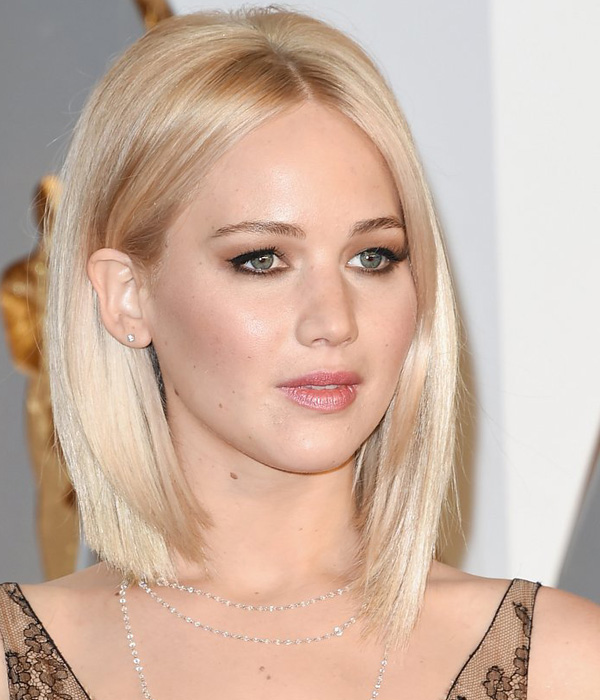 Jennifer Lawrence بتسريحة البوب الإنسيابية ومكياج بسيط في حفل الأوسكار 2016