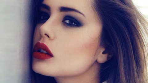 كيف تحصلين على شفاه عميقة بخطوتين فقط؟