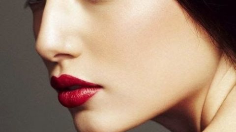 اي لاينر مجنح مع احمر شفاه احمر 2015