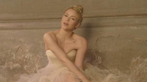 شاكيرا تفاجىء جمهورها بأغنية Empire