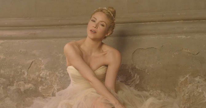 شاكيرا تفاجىء جمهورها بأغنية Empire