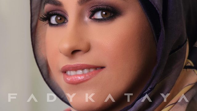 مكياج عيون دخاني مع احمر شفاه وردي هادئ من فادي قطايا