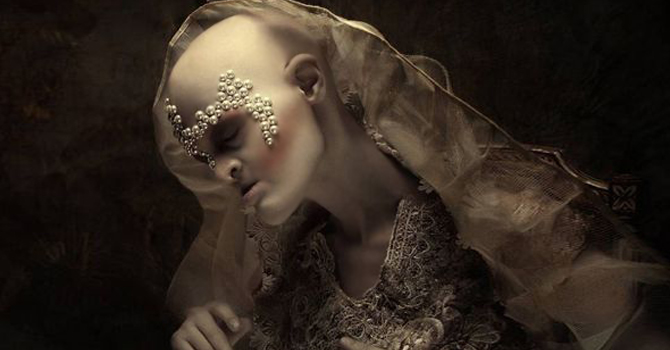 عارضة أزياء بدون أسنان وشعر تصل للعالمية