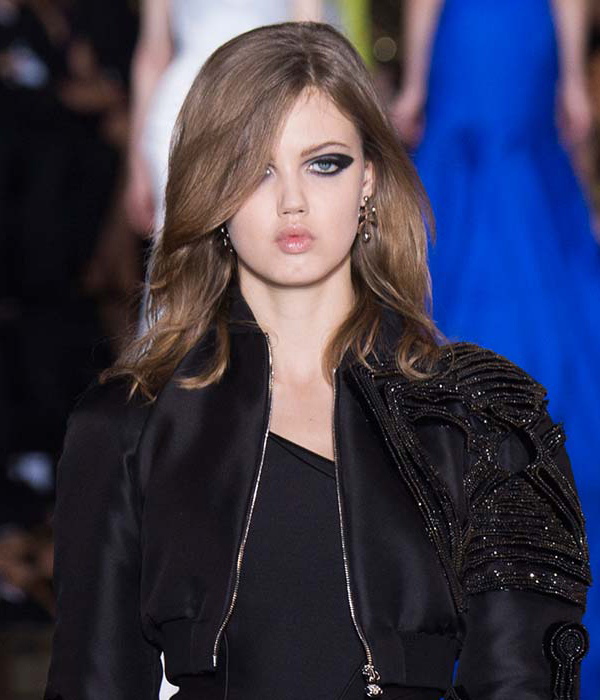 موضة عيون القطة الدرامية من versace Couture ربيع 2015