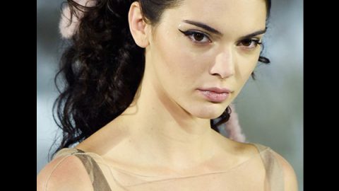 أي لاينر عيون القطة مع شفاه نيود وشعر مموج من Fendi