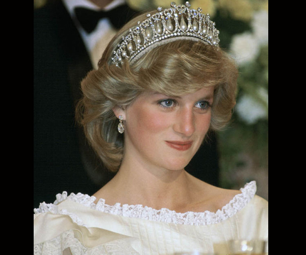 الأميرة Diana بتاج مرصع بالجواهر في حفل زفافها