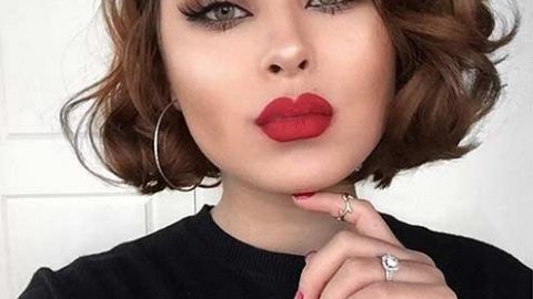 مكياج عيون بني مع احمر شفاه احمر زاهي