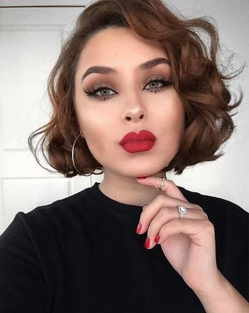 مكياج عيون بني مع احمر شفاه احمر زاهي
