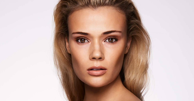 خطوات سريعة لتطبيق مكياج عيون دخاني صيفي