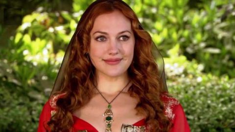 مريم أوزرلي مع إبنتها وتدعو لأمهات العالم