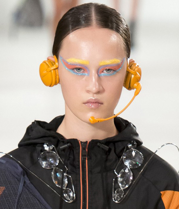 مكياج عيون القطة الجريء من Maison Margiela ربيع 2017