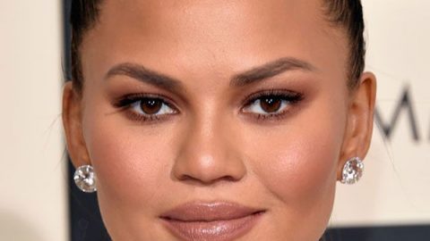 Chrissy Teigen بالمكياج النيود الموحد في حفل الغرامي 2016
