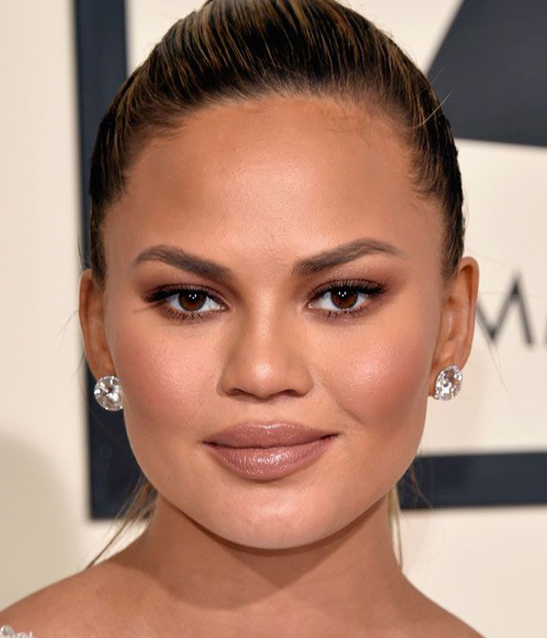 Chrissy Teigen بالمكياج النيود الموحد في حفل الغرامي 2016
