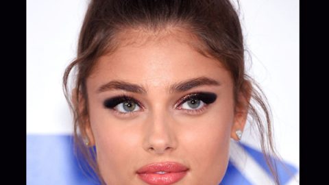 Taylor Hill بتسريحة الكعكة المرفوعة مع مكياج جرافيكي في حفل MTV 2016