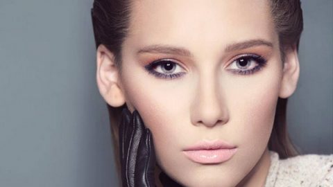 مكياج ترابي ممزوج بظلال زرقاء من هالة عجم