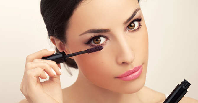 اختيار المحرر: أفضل أنواع الماسكارا المضادة للمياه للشتاء