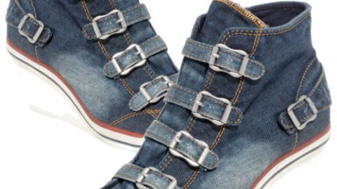 المرأة بالكعب العالي تشعر وكأنها قمة عاليه