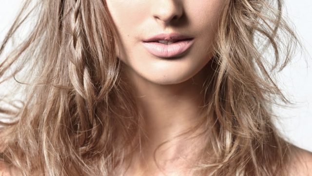 تسريحة شعر مزينة باكسسوار بسيط صيف 2015