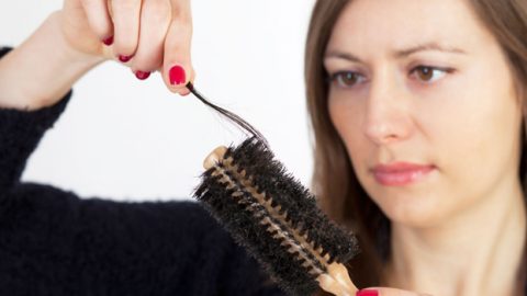 كيف تتحكمين في تساقط شعرك بالشتاء؟