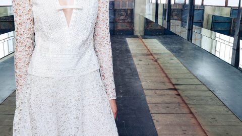 فستان أبيض دانتيل من Giambattista Valli كروز 2017
