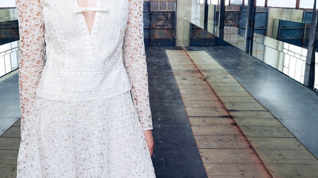 فستان أبيض دانتيل من Giambattista Valli كروز 2017