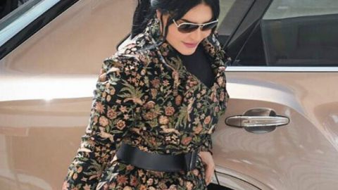 أحلام بإطلالة راقية بتوقيع مصمم أزياء هندي