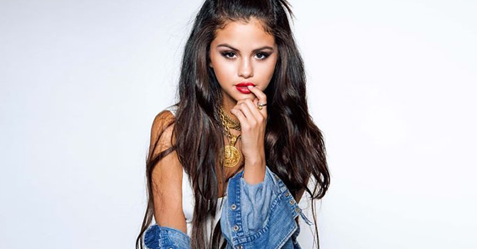 سيلينا غوميز تتجول بإطلالة نوم كاملة في شوارع  كاليفورنيا