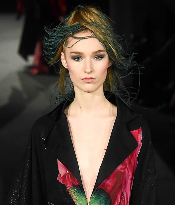 موضة تسريحات الشعر الممزوجة بالشرائط الملونة من Alexis Mabille couture ربيع 2015