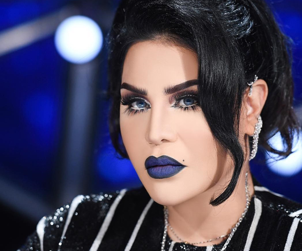 احلام بمكياج ازرق جريء بأنامل معصومة هاشم