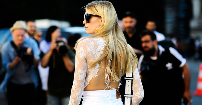 الأبيض شعار موضة الشارع الباريسي هوت كوتور